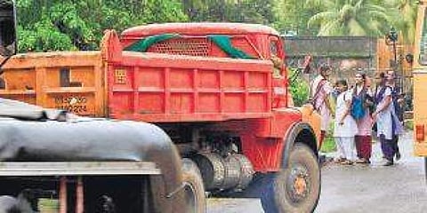 കലക്ടർക്ക് പോലും സൈഡ് കൊടുക്കാതെ ടിപ്പർ ഓട്ടം; വേറിട്ട ശിക്ഷ ഏറ്റുവാങ്ങി യുവാവ് 