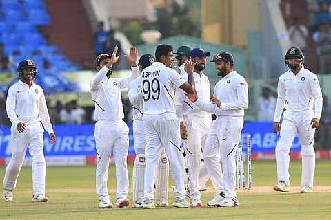 അശ്വിനും ജഡേജയും 'വട്ടംകറക്കല്‍' ആരംഭിച്ചു; ദക്ഷിണാഫ്രിക്ക പരുങ്ങുന്നു; തുടക്കത്തില്‍ തന്നെ തകര്‍ച്ച