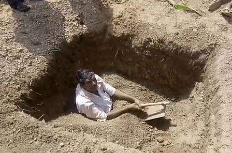 അധികൃതരെ കൊണ്ട് മടുത്തു!; സ്വയം ശവക്കുഴി എടുത്ത് കുഴിച്ചുമൂടാന്‍ ശ്രമിച്ച് കര്‍ഷകന്‍; ദുരിതകഥ, അന്വേഷണം (വീഡിയോ)
