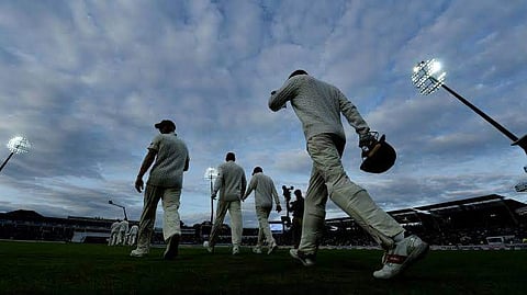 പിടി തരാത്ത പിങ്ക് ബോളും ഈഡനിലെ ഇരുട്ടും; ആദ്യ രാത്രി പകല്‍ ടെസ്റ്റിന് ഇറങ്ങുമ്പോള്‍ കോഹ് ലിയും കൂട്ടരും വിയര്‍ക്കും