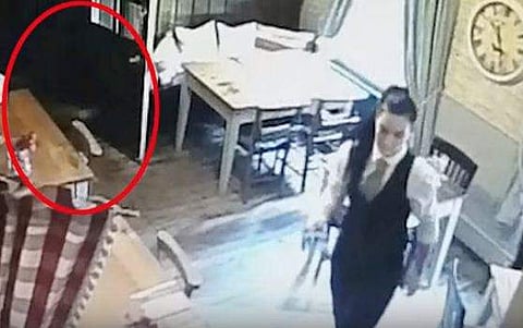 മദ്യശാലയില്‍ വെയ്റ്ററുടെ പിന്നില്‍ 'പ്രേത സമാനമായ പെണ്‍കുട്ടിയുടെ രൂപം'; ഞെട്ടല്‍ (വീഡിയോ)