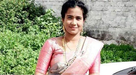 പ്രണയത്തെ എതിര്‍ത്ത അമ്മയെ കൊന്ന് ചാക്കിലാക്കി ; തൊട്ടടുത്ത മുറിയില്‍ സുഹൃത്തിനൊപ്പം 'സുഖവാസം' ; ബിരുദ വിദ്യാര്‍ത്ഥിനിയും കാമുകന്മാരും അറസ്റ്റില്‍