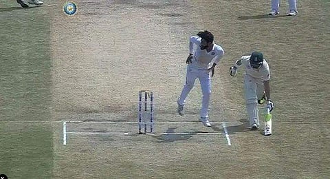 ജഡേജയുടെ കൈ കൊണ്ടില്ല, പന്തും പാസ് ചെയ്തു; ആ സമയം ബെയില്‍ താഴെ വീണു; ആശയക്കുഴപ്പം തീര്‍ത്ത ഡയറക്ട് ഹിറ്റ്‌