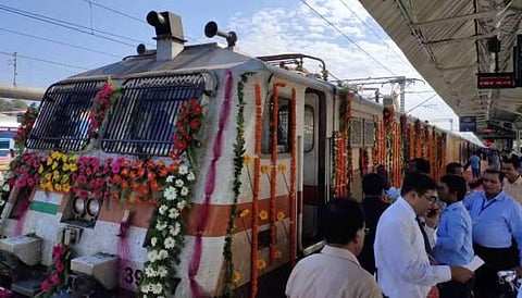 രാജ്യത്തെ ആദ്യ സ്വകാര്യ ട്രെയിന്‍ ഓടിത്തുടങ്ങി; തേജസ് എക്‌സ്പ്രസിന്റെ പ്രത്യേകതകള്‍ ഇങ്ങനെ