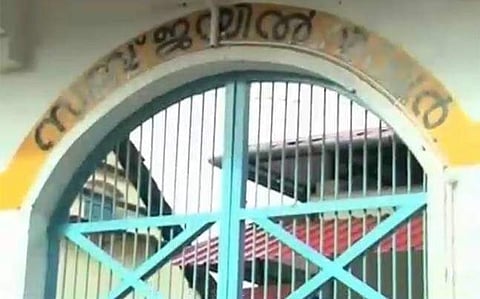വിയ്യൂര്‍ ജയിലില്‍ തടവുകാര്‍ അസിസ്റ്റന്റ് പ്രിസണ്‍ ഓഫീസറുടെ പല്ല് അടിച്ചിളക്കി; ബ്ലേഡിന് വരഞ്ഞു