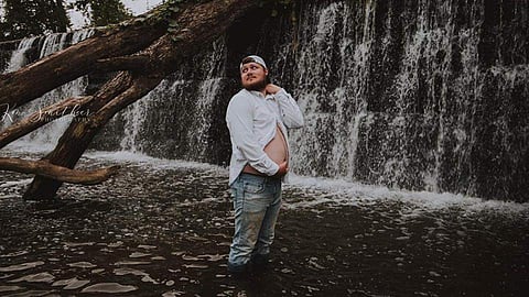 ഗര്‍ഭകാല ഫോട്ടോ ഷൂട്ട് ദിവസം ഭാര്യ കിടപ്പിലായി; നിരാശനായില്ല; ഭര്‍ത്താവ് ചെയ്തത് ഇത്രമാത്രം