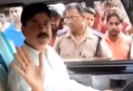 സീറ്റ് ബെല്‍റ്റിടാതെ ആര്‍ടിഓയുടെ നിയമ ലംഘനം; വണ്ടി തടഞ്ഞ് പിഴയടപ്പിച്ച് നാട്ടുകാര്‍ (വീഡിയോ)