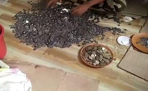 ട്രെയിന്‍ തട്ടി മരിച്ച യാചകന് ഒന്‍പത് ലക്ഷം രൂപ ബാങ്ക് ബാലന്‍സ്; കുടിലില്‍ നിന്ന് കണ്ടെത്തിയത് 1.5 ലക്ഷം രൂപയുടെ നാണയങ്ങള്‍; ഞെട്ടല്‍