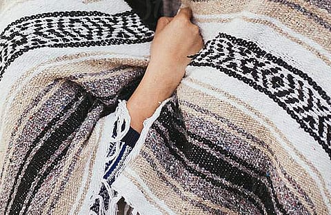 ഓടുന്ന ബസില്‍ യുവദമ്പതികളുടെ പ്രണയചേഷ്ട, അസഭ്യവര്‍ഷവും അട്ടഹാസവുമായി യുവാക്കളുടെ സംഘം ചുറ്റിലും, അലമുറയിട്ട് കുട്ടികള്‍; വിലക്ക് 