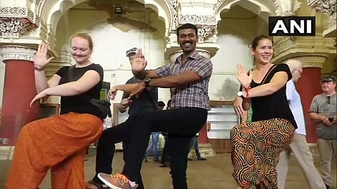 'മുദ്ര ശ്രദ്ധിക്കണം മുദ്ര'; നാഗേന്ദ്ര പ്രഭു ആളു വേറെ ലെവലാണ്, ആശ്ചര്യത്തോടെ വിദേശികള്‍, കയ്യടി (വീഡിയോ)