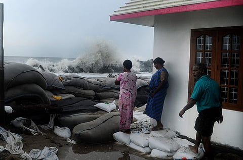 കടലാക്രമണം രൂക്ഷമായ കൊച്ചി ചെല്ലാനത്തുനിന്നുള്ള ചിത്രം/ എ സനേഷ്‌