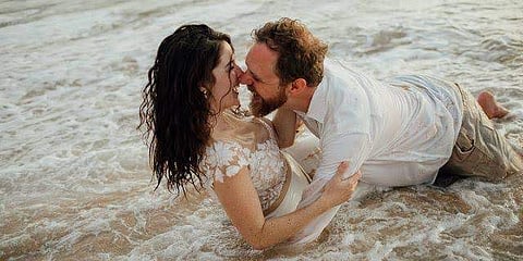 കടലില്‍ ഗംഭീര പ്രീവെഡ്ഡിങ് ചിത്രങ്ങള്‍ക്കായെത്തി, പോസ് ചെയ്യുന്നതിനിടയില്‍ തിരമാലകള്‍ ആഞ്ഞടിച്ചു; കുളമായ ഒരു ഫോട്ടോഷൂട്ടിന്റെ കഥ 