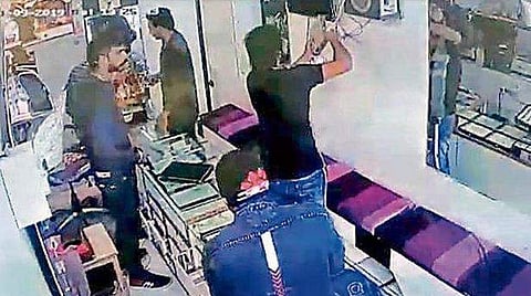 സിസിടിവി ആണെന്ന് കരുതി എടുത്തത് സെറ്റ് ടോപ് ബോക്‌സ്; ഒറിജിനല്‍ സിസിടിവിയില്‍ കുടുങ്ങി ജ്വല്ലറി മോഷ്ടാക്കള്‍  