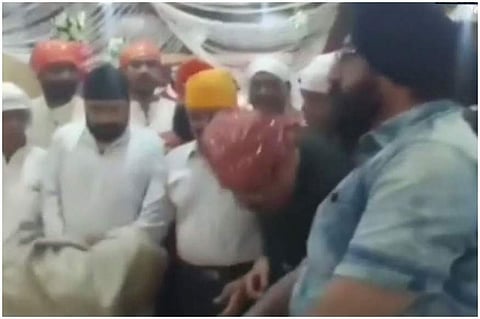 പൊതുമരാമത്ത് മന്ത്രിയുടെ കാല്‍തൊട്ട് വണങ്ങി മുന്‍സിപ്പല്‍ കമ്മീഷണര്‍; വീഡിയോ വൈറല്‍