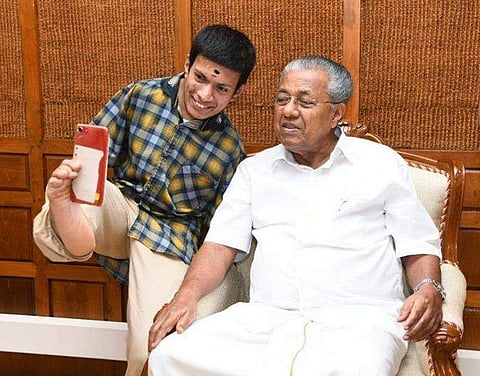 പ്രണവ് മുഖ്യമന്ത്രിക്കൊപ്പം സെല്‍ഫി എടുക്കുന്നു