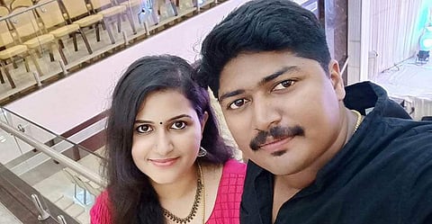 അച്ഛനും അമ്മയും പോയി: ചുറ്റും സംഭവിക്കുന്നതെന്താണെന്ന് മനസിലാകാതെ ഇഷാനി, നൊമ്പരം