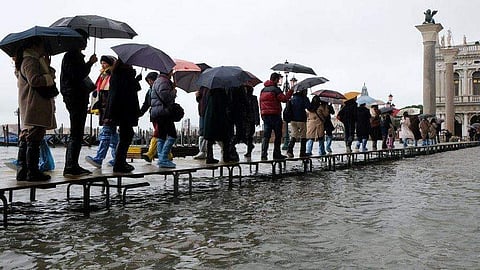 അസാധാരണമായ വേലിയേറ്റം, ആറടി ഉയരത്തില്‍ തിരമാല; ചരിത്രനഗരമായ വെനീസില്‍ വെളളം കയറി (വീഡിയോ)