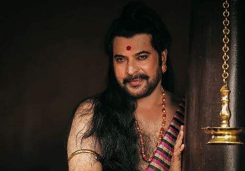 മുടി മുന്നിലേക്കിട്ട് പൊട്ട് തൊട്ട് താരം; മമ്മൂട്ടിയുടെ സ്‌ത്രൈണവേഷം കണ്ട് ഞെട്ടി ആരാധകര്‍