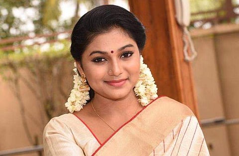 ജഗതിയുടെ മകള്‍ ശ്രീലക്ഷ്മി വിവാഹിതയാകുന്നു; കൈ ചേര്‍ത്ത് പിടിച്ച് താരം  