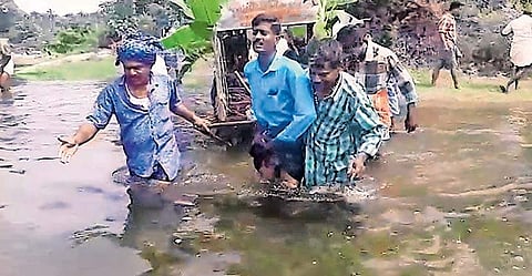 'ഒരു മരിപ്പിനെ ഞങ്ങള്‍ എങ്ങനെ കൊണ്ടുപോണ് എന്നു നോക്കി സഹകരിക്കുക'; ഉത്തരേന്ത്യയില്‍ അല്ല, ഇത് കേരളത്തിലാണ്...