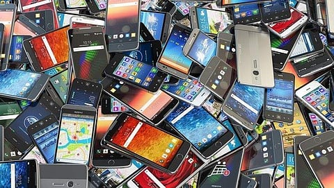 പാര്‍സലില്‍ എത്തിയത് 408 സ്മാര്‍ട്ട് ഫോണുകള്‍; 25 എണ്ണം എയര്‍പോര്‍ട്ട് ജീവനക്കാരന്‍ കവര്‍ന്നു; സിസി ടിവി കുടുക്കി