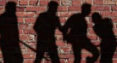 ഷര്‍ട്ടിന്റെ ബട്ടണ്‍ ഇട്ടില്ല; ഉയര്‍ന്ന ജാതിക്കാരന്റെ കുടുംബപ്പേര് ഉപയോഗിച്ചു; ദളിത് യുവാവിന് ക്രൂരമര്‍ദ്ദനം