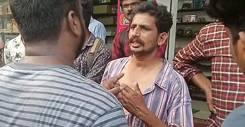 ബസ് യാത്രക്കിടെ പ്ലസ് ടു വിദ്യാര്‍ഥിനിയെ ശല്യം ചെയ്തു; ബന്ധുക്കള്‍ ബസ് വളഞ്ഞ് പിടികൂടി