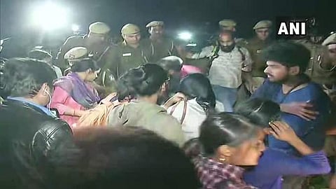 തെരുവ് വിളക്കുകള്‍ അണച്ചു; വിദ്യാര്‍ഥി സമരത്തിലേക്ക് പൊലീസും സിആര്‍പിഎഫും ഇരച്ചുകയറി; ലാത്തിചാര്‍ജ്ജില്‍ പെണ്‍കുട്ടികള്‍ ഉള്‍പ്പടെ നിരവധി പേര്‍ക്ക് പരുക്ക്