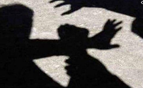 ടിവി കാണുന്നതിനിടയില്‍ ചാനല്‍ മാറ്റി; ഭര്‍ത്താവ് ഭാര്യയെയും മകളെയും വിറകു കൊണ്ട്‌ തലയ്ക്കടിച്ചു