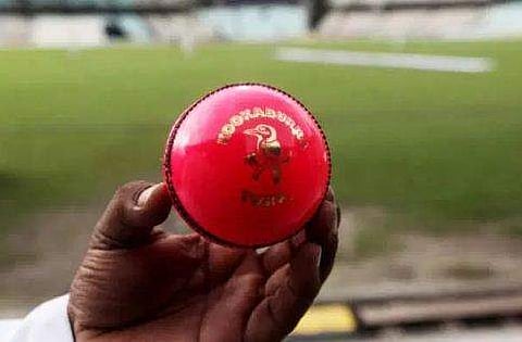 പിങ്ക് ബോള്‍ ടെസ്റ്റ് ഒരുക്കം; പന്ത് വെള്ളത്തില്‍ മുക്കി ബംഗ്ലാദേശ് താരങ്ങളുടെ പരിശീലനം