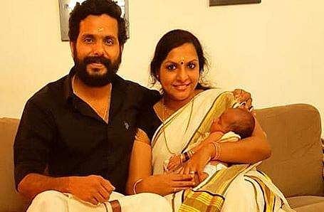 ഞാനവനെ ജാതി-മത അടയാളങ്ങളില്ലാതെ 'ആര്യന്‍' എന്ന് വിളിച്ചു; മകന്റെ ജാതിവാല്‍ മുറിച്ച് അനീഷ് ജി മേനോന്‍