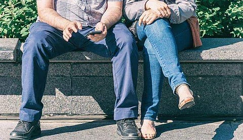 'ഇരിപ്പിലും വേണം സമത്വം'; സ്ത്രീകളുടെ ഇരിപ്പ് പുരുഷന്മാരുടേത് പോലെ ആകണം; ക്യാംപെയിന്‍