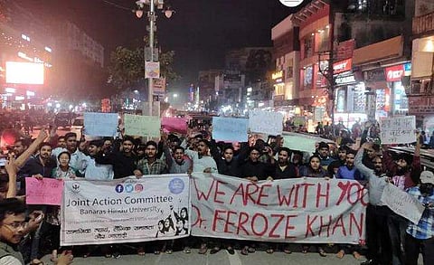 ഫിറോസ് ഖാന്‍, ഞങ്ങള്‍ നിങ്ങള്‍ക്കൊപ്പമാണ്; ബനാറസ് ഹിന്ദു സര്‍വകലാശാലയില്‍ എബിവിപി സമരത്തിന് എതിരെ വിദ്യാര്‍ത്ഥികളുടെ മാര്‍ച്ച്