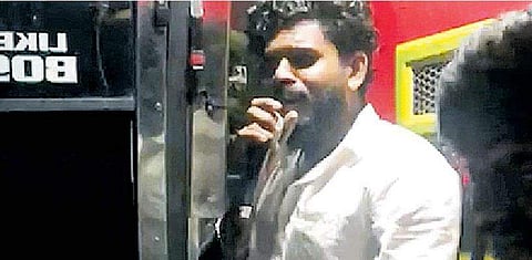 മൈക്കില്‍ പാട്ടുപാടി ടൂറിസ്റ്റ് ബസ് ഓടിച്ചു ; ഡ്രൈവര്‍ കുടുങ്ങി ; ലൈസന്‍സ് പോകും