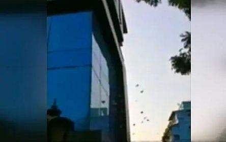 ഒരു വശത്ത് പരിശോധന: മറുവശത്ത് അഞ്ഞൂറിന്റെയും രണ്ടായിരത്തിന്റെയും നോട്ടുമഴ ( വീഡിയോ)