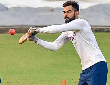 പിങ്ക് പന്ത് നേരിടാൻ ലൈറ്റിന് കീഴിലും കഠിന പരിശീലനം; ചരിത്ര ടെസ്റ്റിൽ കോഹ്‌ലിയെ കാത്ത് മറ്റൊരു റെക്കോർഡും