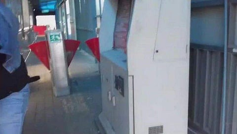 ബസ് സ്റ്റോപ്പിലെ ഡിസ്‌പ്ലേ ബോര്‍ഡില്‍ ബ്ലൂ ഫിലിം; മൊബൈലില്‍ പകര്‍ത്തി യാത്രക്കാരന്‍; വീഡിയോ വൈറല്‍