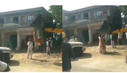 കയ്യേറ്റം ഒഴിപ്പിക്കല്‍ ഇവിടെ വേണ്ട ; ജെസിബിയില്‍ തൂങ്ങിക്കിടന്ന് വനിതാ ഗ്രാമമുഖ്യയുടെ പ്രതിഷേധം ( വീഡിയോ)