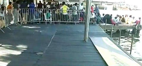 അഷ്ടമുടിക്കായലില്‍  ജലോത്സവത്തിനിടെ താത്കാലിക പവലിയന്‍ ഇടിഞ്ഞുവീണു; ഒഴിവായത് വന്‍ അപകടം