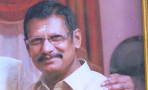 റിട്ട.എസ്ഐ റോഡരികിൽ മരിച്ച നിലയില്‍ ; ദുരൂഹത