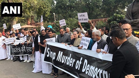 ഭരണഘടനാ ദിനത്തില്‍ പാര്‍ലമെന്റില്‍ പ്രതിപക്ഷ പതിഷേധം; ആഘോഷപരിപാടികള്‍ ബഹിഷ്‌കരിക്കുമെന്ന് കോണ്‍ഗ്രസ്