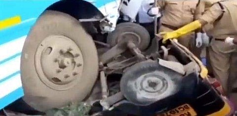 അങ്കമാലിയില്‍ സ്വകാര്യബസ്സും ഓട്ടോറിക്ഷയും കൂട്ടിയിടിച്ചു; യാത്രക്കാരും ഡ്രൈവറുമടക്കം നാല് മരണം