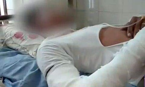 റാഗിങ്ങിന്റെ പേരില്‍ സംഘം ചേര്‍ന്ന് ക്രൂരമര്‍ദനം; മൂന്ന് പ്ലസ് വണ്‍ വിദ്യാര്‍ത്ഥികളുടെ കയ്യൊടിഞ്ഞു, ഒരു കുട്ടിയുടെ പരിക്ക് ഗുരുതരം, പൊലീസ് കേസെടുക്കുന്നില്ലെന്ന് ആക്ഷേപം