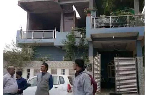 അച്ഛന്റെയും അമ്മയുടെയും മൃതദേഹത്തിനരുകില്‍ ഭയന്നുവിറച്ച്, വെള്ളം പോലും കിട്ടാതെ പിഞ്ചുകുഞ്ഞ്  കഴിഞ്ഞത് 11 മണിക്കൂര്‍, ദാരുണം