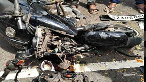 ലാത്തിയേറിലല്ല, ബൈക്ക് യാത്രികൻ വീണത് ചൂരൽ വീശിയപ്പോൾ; പൊലീസ് ഉദ്യോ​ഗസ്ഥന്റേത് കുറ്റകരമായ അനാസ്ഥ; റിപ്പോർട്ട്