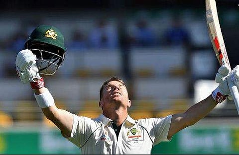 മുന്നൂറടിച്ച് വാര്‍ണര്‍ ആകാശത്തേക്ക് നോക്കി ബാറ്റുയര്‍ത്തി, ഹ്യൂസിന് ജന്മദിന സമ്മാനം!