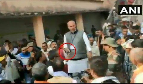 പോളിങ്ബൂത്തില്‍ ബിജെപി പ്രവര്‍ത്തകരെ തോക്കിന്‍ മുനയില്‍ നിര്‍ത്തി കോണ്‍ഗ്രസ് സ്ഥാനാര്‍ത്ഥി; വീഡിയോ വൈറല്‍