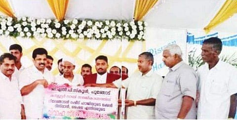 അനുജന്‍ പഠിക്കുന്ന സര്‍ക്കാര്‍ സ്‌കൂളിന് കംപ്യൂട്ടര്‍ ലാബ് 'വിവാഹസമ്മാനം' ; വേറിട്ട മാതൃകയുമായി സഹോദരങ്ങള്‍