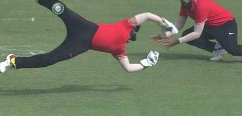 എവിടെ വയസന്‍ എന്ന് വിളിച്ചവര്‍? ഒറ്റക്കയ്യില്‍ കാര്‍ത്തിക്കിന്റെ വണ്ടര്‍ ക്യാച്ച് 