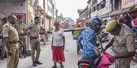 അയോധ്യയില്‍ പരിശോധന നടത്തുന്ന പൊലീസ് ഉദ്യോഗസ്ഥന്‍/ ചിത്രം: പിടിഐ